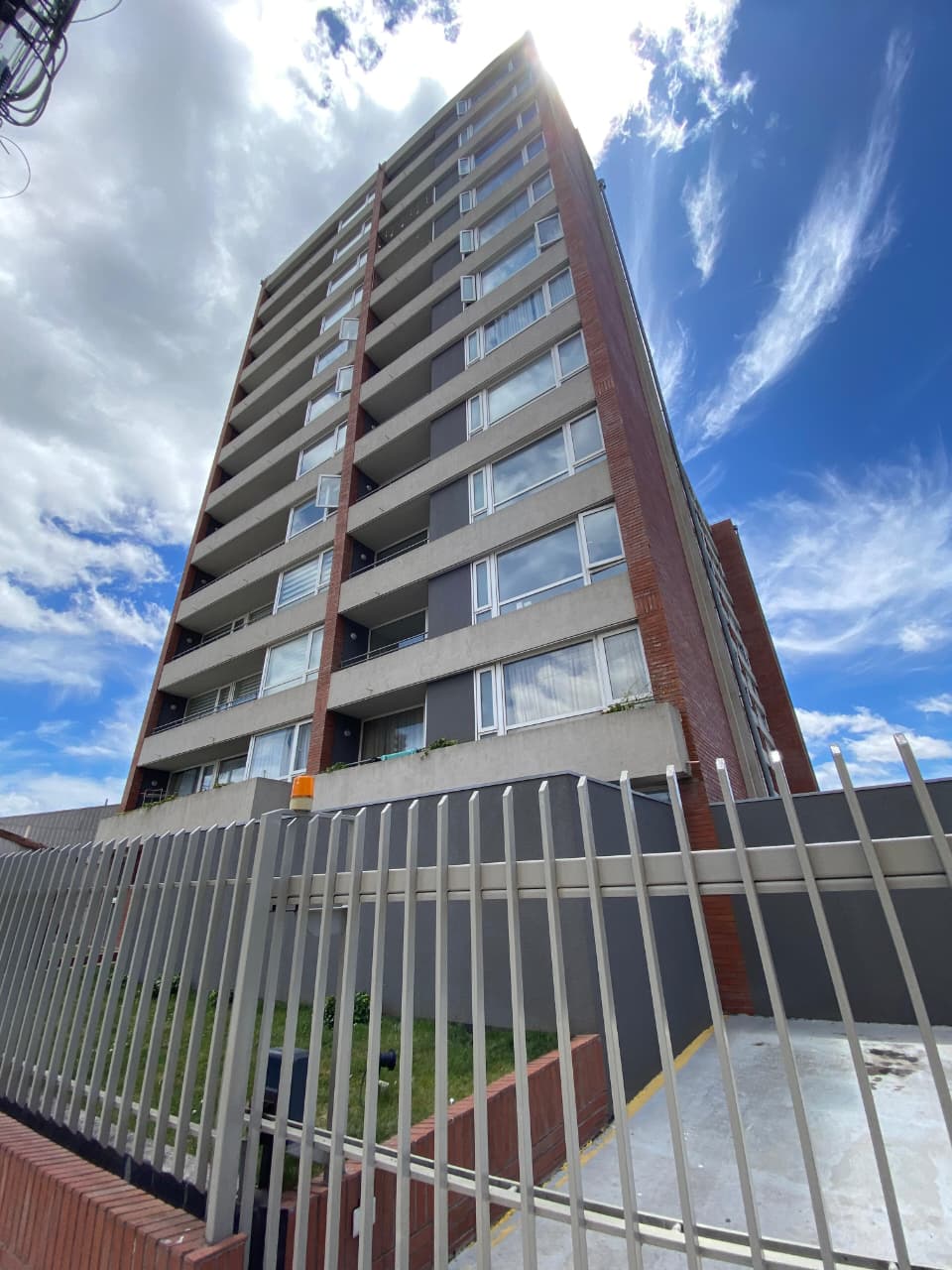 MODERNO DEPARTAMENTO CON GRAN BALCÓN Y 2 SUITES EN CONCEPCIÓN-EDIFICIO BANDERA